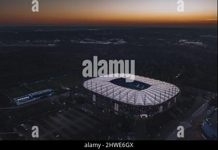 Hamburg, Deutschland - 2022. März: Luftaufnahme über das beleuchtete Volksparkstadion, Heimstadion des Hamburger SV. Stockfoto