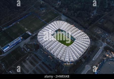 Hamburg, Deutschland - 2022. März: Luftaufnahme über das beleuchtete Volksparkstadion, Heimstadion des Hamburger SV. Stockfoto