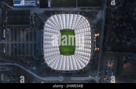 Hamburg, Deutschland - 2022. März: Luftaufnahme über das beleuchtete Volksparkstadion, Heimstadion des Hamburger SV. Stockfoto