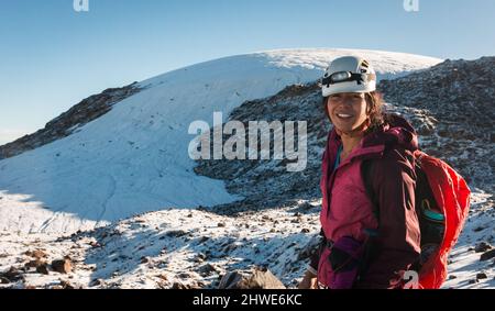 Nahaufnahme Porträt der dunklen schönen jungen Frau in Bergsteigen Ausrüstung Wandern in den Bergen Stockfoto