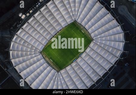 Hamburg, Deutschland - 2022. März: Luftaufnahme über das beleuchtete Volksparkstadion, Heimstadion des Hamburger SV. Stockfoto