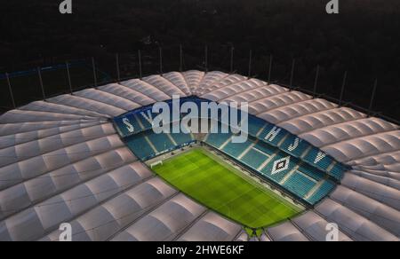 Hamburg, Deutschland - 2022. März: Luftaufnahme über das beleuchtete Volksparkstadion, Heimstadion des Hamburger SV. Stockfoto