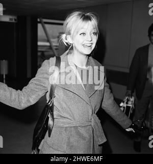 Goldie Hawn, amerikanische Schauspielerin am Flughafen London-Heathrow, 29.. Januar 1970. Goldie ist in Großbritannien für die Gala-Europa-Premiere des Films Marooned, in dem sie nicht die Hauptrolle spielt, aber sie wird in Kürze im neuen Film Cactus Flower als Figur Toni Simmons auftreten. Stockfoto