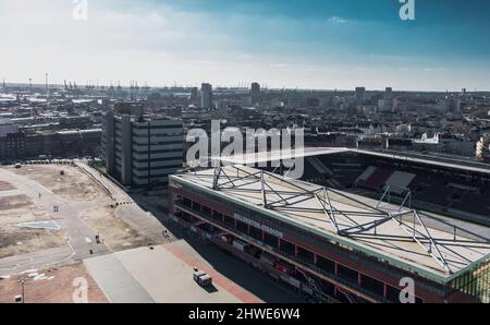 Hamburg, Deutschland - März 2022: Luftaufnahme über Heiligengeistfeld und Millerntor-Stadion, Heimstadion des FC St. Pauli Stockfoto