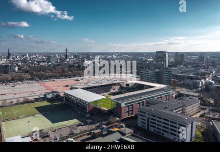 Hamburg, Deutschland - März 2022: Luftaufnahme über Heiligengeistfeld und Millerntor-Stadion, Heimstadion des FC St. Pauli Stockfoto