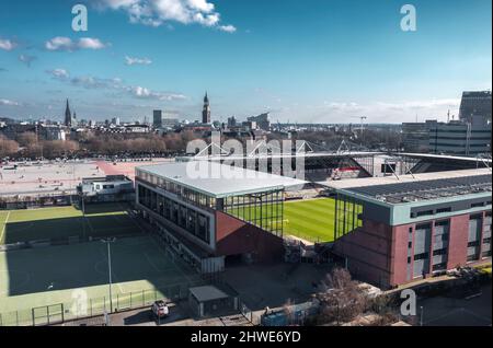 Hamburg, Deutschland - März 2022: Luftaufnahme über Heiligengeistfeld und Millerntor-Stadion, Heimstadion des FC St. Pauli Stockfoto