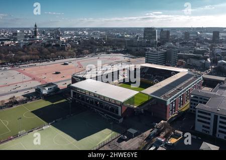 Hamburg, Deutschland - März 2022: Luftaufnahme über Heiligengeistfeld und Millerntor-Stadion, Heimstadion des FC St. Pauli Stockfoto