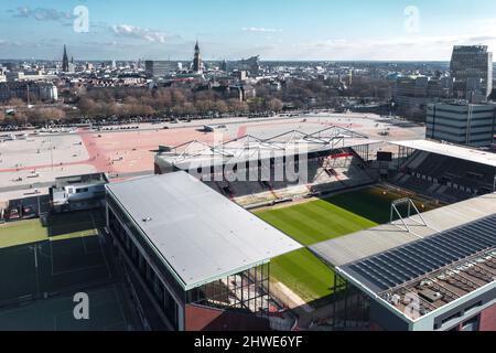 Hamburg, Deutschland - März 2022: Luftaufnahme über Heiligengeistfeld und Millerntor-Stadion, Heimstadion des FC St. Pauli Stockfoto