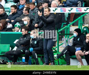 Edinburgh, Großbritannien. 05. März 2022. Cinch Premiership - Hibernian / St. Johnstone. 5/3/2022. HibsÕ-Manager Shaun Maloney ruft seinen Spielern vom Rande als Hibernian-Moderator von St. Johnstone in der Cinch Premiership im Easter Road Stadium, Edinburgh, Midlothian, Großbritannien, Anweisungen zu. Quelle: Ian Jacobs/Alamy Live News Stockfoto