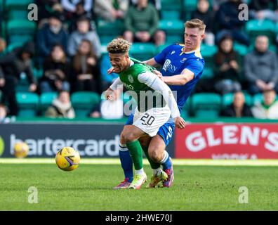 Edinburgh, Großbritannien. 05. März 2022. Cinch Premiership - Hibernian / St. Johnstone. 5/3/2022. Der bulgarische Flügelspieler Sylvester Jasper hält den Verteidiger von St. Johnstone, Daniel Cleary, zurück, als Hibernian in der Cinch Premiership im Easter Road Stadium, Edinburgh, Midlothian, Großbritannien, Gastgeber von St. Johnstone ist. HibsÕ Quelle: Ian Jacobs/Alamy Live News Stockfoto