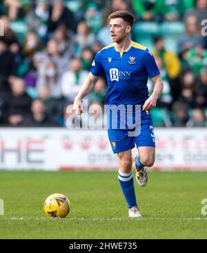 Edinburgh, Großbritannien. 05. März 2022. Cinch Premiership - Hibernian / St. Johnstone. 5/3/2022. Anthony Gallacher von St. Johnstone bringt den Ball als Hibernian-Gastgeber in der Cinch Premiership im Easter Road Stadium, Edinburgh, Midlothian, Großbritannien, nach oben. Quelle: Ian Jacobs/Alamy Live News Stockfoto