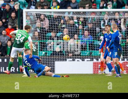 Edinburgh, Großbritannien. 05. März 2022. Cinch Premiership - Hibernian / St. Johnstone. 5/3/2022. Der norwegische Stürmer Elias Melkersen feuert über die Bar, während Hibernian in der Cinch Premiership im Easter Road Stadium, Edinburgh, Midlothian, Großbritannien, Gastgeber von St. Johnstone ist. HibsÕ Quelle: Ian Jacobs/Alamy Live News Stockfoto