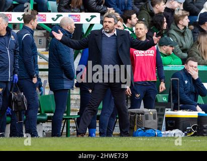 Edinburgh, Großbritannien. 05. März 2022. Cinch Premiership - Hibernian / St. Johnstone. 5/3/2022. Callum Davidson, der Manager von St. Johnstone, als Hibernian Gastgeber von St. Johnstone in der Cinch Premiership im Easter Road Stadium, Edinburgh, Midlothian, Großbritannien. Quelle: Ian Jacobs/Alamy Live News Stockfoto