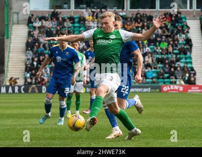 Edinburgh, Großbritannien. 05. März 2022. Cinch Premiership - Hibernian / St. Johnstone. 5/3/2022. HibsÕ Verteidiger Josh Doig bekommt den Ball unter Kontrolle, als Hibernian in der Cinch Premiership im Easter Road Stadium, Edinburgh, Midlothian, Großbritannien, Gastgeber von St. Johnstone ist. Quelle: Ian Jacobs/Alamy Live News Stockfoto