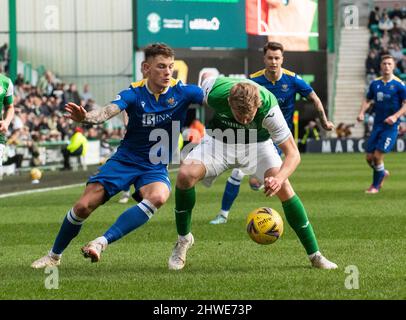 Edinburgh, Großbritannien. 05. März 2022. Cinch Premiership - Hibernian / St. Johnstone. 5/3/2022. HibsÕ-Verteidiger Josh Doig hält den St Johnstone-Stürmer Callum Hendry zurück, als Hibernian in der Cinch Premiership im Easter Road Stadium, Edinburgh, Midlothian, Großbritannien, Gastgeber von St Johnstone ist. Quelle: Ian Jacobs/Alamy Live News Stockfoto