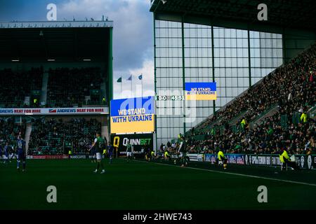 Edinburgh, Großbritannien. 05. März 2022. Cinch Premiership - Hibernian / St. Johnstone. 5/3/2022. Hibernian zeigt ihre Unterstützung für die Ukraine, da Hibernian in der Cinch Premiership im Easter Road Stadium, Edinburgh, Midlothian, Großbritannien, Gastgeber von St. Johnstone ist. Quelle: Ian Jacobs/Alamy Live News Stockfoto