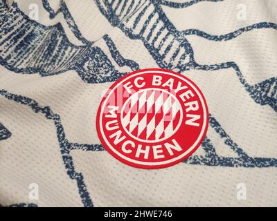 Logo des FC Bayern München (München) auf dem rot-weißen Trikothintergrund Stockfoto