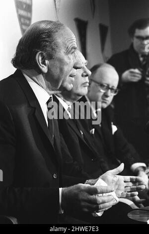 Sir Matt Busby gibt seinen Rücktritt als Manager von Manchester United auf der Pressekonferenz in Old Trafford am Dienstag, den 14.. Januar 1969, bekannt. Sir Matt Busby wurde zum General Manager ernannt und wird bis zum Ende der Saison weiterhin als Teamleiter tätig sein. Stockfoto