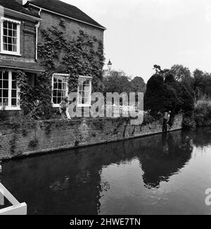 Johnnie und Fanny Cradock, die Kochexpertin im Fernsehen, sind in ein neues Zuhause in der Nähe von Watford, Hertfordshire, gezogen. Das Haus selbst war ursprünglich ein Ferienhaus aus dem 18.. Jahrhundert, das im Laufe der Jahre darauf gebaut wurde, wobei die ursprüngliche Fassade so nahe wie möglich gehalten wurde. Das Interieur wurde komplett von den Cradock's mit allen üblichen modernen Annehmlichkeiten ausgestattet, einschließlich einer großen Küche mit sechs Gasherden, in der sie ein kleines Team von jungen Leuten anweisen, die ihnen bei ihren Fernsehsendungen helfen. Die Cradocks sind von einer der Brücken, die den Fluss überqueren, abgebildet. 9.. Juni 1969. Stockfoto