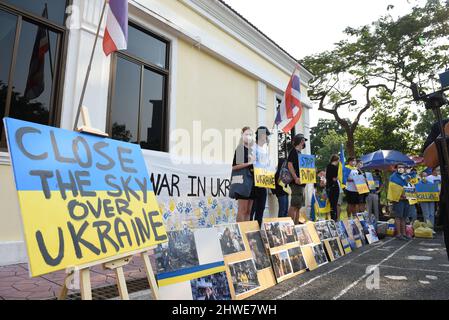 Bangkok, Thailand. 05. März 2022. In Thailand lebende Ukrainer und Anti-Kriegs-Demonstranten mit Plakaten versammelten sich im Lumphini-Park, um gegen die russischen Streitkräfte zu protestieren, um die Militäroperationen in der Ukraine einzustellen. (Foto von Teera Noisakran/Pacific Press) Quelle: Pacific Press Media Production Corp./Alamy Live News Stockfoto