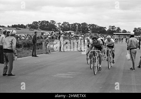 Eddy Merckx (Belgischer Fahrer Nummer 21 - in diesem Bild führend), der bei den World Cycling Championships im Mallory Park in Leicester, Leicestershire, England, an den Start ging und 29. beendete. Der Gewinner war der belgische Landsmann Jean-Pierre Monsere in 6 Stunden 33 Minuten 58seconds. In seiner Karriere erzielte Eddy 525 Karrieresiege, die von einem Radprofi am meisten zu verzeichnen sind. Er gewann das Doppel der Tour de France - Giro d'Italia in den Jahren 1970, 1972 und 1974. Er gewann den Giro d'Italia - Vuelta a Espana Doppel im Jahr 1973. Er hat 34 Etappensiege der Tour de France (den Rekord), darunter sechs Etappen in den Jahren 1969 und 1972 und eig Stockfoto