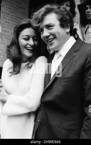 Albert Finney heiratet die französische Schauspielerin Anouk Aimee im Kensington Registry Office. Nach der Zeremonie verließ die Braut das Registerbüro ohne Ring, es gab auch keinen Empfang und keine Flitterwochen - ihr einziges Zugeständnis an die Tradition war ein bester Mann, der Schauspieler Michael Medwin war. 7.. August 1970. Stockfoto