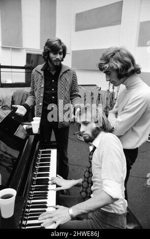 The Gibb Brothers alias The Bee Gees, neu wiedervereint und wieder im Aufnahmestudio zusammen, Soho London 3.. September 1970. Hart an der Arbeit an ihrem ersten united-Venture seit fast zwei Jahren. Barry Gibb (24), der 2 Tage zuvor (1.. Sept.) die ehemalige Schönheitskönigin Linda Gray heiratete, brach seine Flitterwochen, um sich seinen Zwillingsbrüdern Robin & Maurice Gibb im Studio anzuschließen. Stockfoto