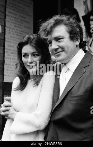 Albert Finney heiratet die französische Schauspielerin Anouk Aimee im Kensington Registry Office. Nach der Zeremonie verließ die Braut das Registerbüro ohne Ring, es gab auch keinen Empfang und keine Flitterwochen - ihr einziges Zugeständnis an die Tradition war ein bester Mann, der Schauspieler Michael Medwin war. 7.. August 1970. Stockfoto