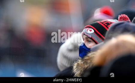 London, Großbritannien. 05. März 2022. Ein Saracens-Anhänger während des Gallagher Premiership Rugby-Spiels zwischen Saracens und Leicester Tigers im StoneX Stadium, London, England am 5. März 2022. Foto von Phil Hutchinson. Nur zur redaktionellen Verwendung, Lizenz für kommerzielle Nutzung erforderlich. Keine Verwendung bei Wetten, Spielen oder Veröffentlichungen einzelner Clubs/Vereine/Spieler. Kredit: UK Sports Pics Ltd/Alamy Live Nachrichten Stockfoto