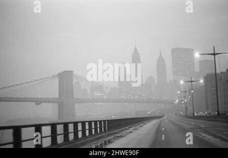 Skyline von New York und Brooklyn Bridge vom FDR Drive Freeway aus gesehen, Manhattan, New York, USA, 25.. Januar 1970 Stockfoto