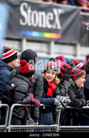 London, Großbritannien. 05. März 2022. Saracens-Anhänger beim Stonex während des Gallagher Premiership Rugby-Spiels zwischen Saracens und Leicester Tigers im StoneX Stadium, London, England am 5. März 2022. Foto von Phil Hutchinson. Nur zur redaktionellen Verwendung, Lizenz für kommerzielle Nutzung erforderlich. Keine Verwendung bei Wetten, Spielen oder Veröffentlichungen einzelner Clubs/Vereine/Spieler. Kredit: UK Sports Pics Ltd/Alamy Live Nachrichten Stockfoto