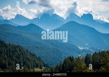 Dolomiten. Monte Civetta und der Coldai See. Traumsommer Stockfoto