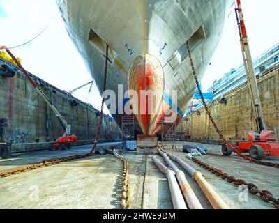 Kreuzfahrt-Schiff im Trockendock, marseille Trockendock, Silberschatten, norwegisches Juwel, Schiffsreparatur, Kreuzfahrt-Schiff Wartung, Schiff im Trockendock Stockfoto