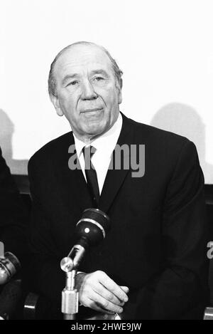 Sir Matt Busby gibt seinen Rücktritt als Manager von Manchester United auf der Pressekonferenz in Old Trafford am Dienstag, den 14.. Januar 1969, bekannt. Sir Matt Busby wurde zum General Manager ernannt und wird bis zum Ende der Saison weiterhin als Teamleiter tätig sein. Stockfoto