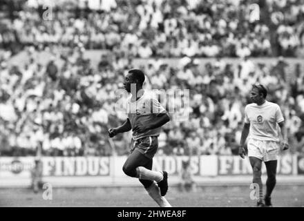 Brasilien gegen die Tschechoslowakei 1970 Weltcup-Gruppe C. Brasilien gewann 4-1On am Vorabend des Eröffnungsspiel Brasiliens bei der WM 1970 waren die Erwartungen nicht so hoch, wie man im Nachhinein denken könnte. Die damals zweifachen Weltmeister hatten im Turnier 1966, das in der Gruppenphase von Portugal und Ungarn besiegt wurde, einen schlechten Eindruck hinterlassen. 1966 ist immer noch Brasiliens schlimmste Leistung in der Weltcup-Geschichte. 1970 begannen die Erinnerungen an die 1958 und 1962 siegreichen Seiten Brasiliens zu verblassen. Garrincha, Didi, Nilton Santos, Vava, Djalma Santos ? Ihre Karriere war lange vorbei. Aber es gab einen einzigen Überlebenden Stockfoto