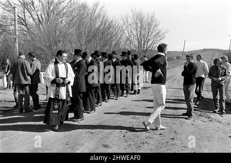 Rolling Stones: Dreharbeiten zu Ned Kelly in Australien. Mick Jagger. Regisseur Tony Richardson, in weißen Hosen, inszeniert die Beerdigungsszene. Juli 1969 Stockfoto