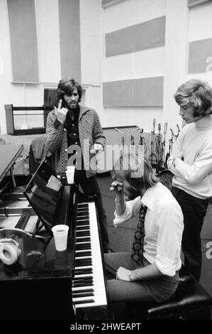 The Gibb Brothers alias The Bee Gees, neu wiedervereint und wieder im Aufnahmestudio zusammen, Soho London 3.. September 1970. Hart an der Arbeit an ihrem ersten united-Venture seit fast zwei Jahren. Barry Gibb (24), der 2 Tage zuvor (1.. Sept.) die ehemalige Schönheitskönigin Linda Gray heiratete, brach seine Flitterwochen, um sich seinen Zwillingsbrüdern Robin & Maurice Gibb im Studio anzuschließen. Stockfoto