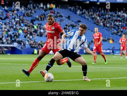 Barcelona, Spanien, 5. März 2022. Adria Pedrosa (3) von RCD Espanyol dribbelt Florentino (5) von Getafe CF während des spanischen La Liga-Spiels zwischen RCD Espanyol und Getafe CF im RCDE-Stadion an. Kredit: Rosdemora/Alamy Live Nachrichten Stockfoto