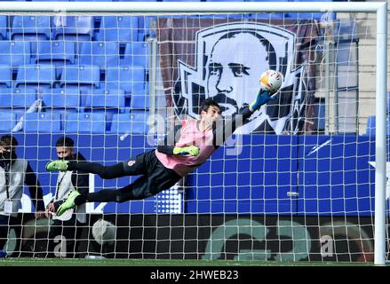 Barcelona, Spanien, 5. März 2022. Diego Lopez (13) von RCD Espanyol erwärmt sich vor dem spanischen La Liga-Spiel zwischen RCD Espanyol und Getafe CF im RCDE Stadium. Kredit: Rosdemora/Alamy Live Nachrichten Stockfoto