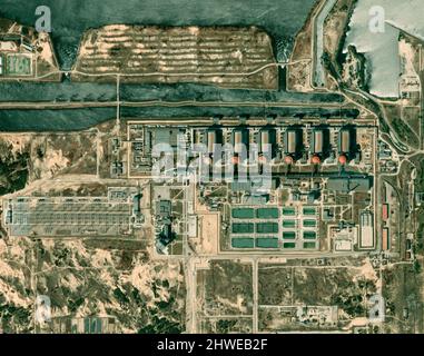 Satellitenansicht des Atomkraftwerks Saporischschschja im Südosten der Ukraine. Aktive Anlage mit Stromerzeugungskapazitäten. Feuer schließt das Werk Stockfoto