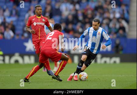 Barcelona, Spanien, 5. März 2022. Raul de Tomás dribbelt Djene (2) von Getafe CF während des spanischen La Liga-Spiels zwischen RCD Espanyol und Getafe CF im RCDE-Stadion an. Kredit: Rosdemora/Alamy Live Nachrichten Stockfoto