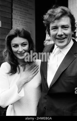 Albert Finney heiratet die französische Schauspielerin Anouk Aimee im Kensington Registry Office. Nach der Zeremonie verließ die Braut das Registerbüro ohne Ring, es gab auch keinen Empfang und keine Flitterwochen - ihr einziges Zugeständnis an die Tradition war ein bester Mann, der Schauspieler Michael Medwin war. 7.. August 1970. Stockfoto