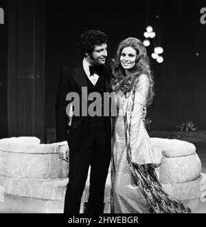 Tom Jones und Raquel Welch am Set von „This is...Tom Jones“. 11.. Januar 1970. Stockfoto