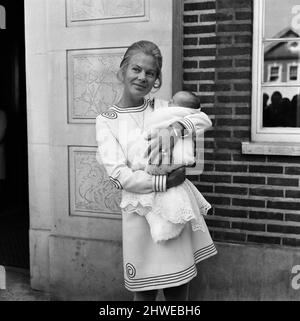 Katharine, Herzogin von Kent, verlässt das Kings College Hospital in Denmark Hill, London, mit ihrem sechs Tage alten Sohn Lord Nichola Windsor. Die Nachricht von der Geburt wurde an den Herzog in Zypern angerufen, wo er beim Royal Scots Grays Squadron dient. 31.. Juli 1970. Stockfoto