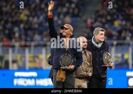 Mailand, Italien. 04. März 2022. Italien, Mailand, 4 2022. märz: Samuel Eto'o (Inter-Stürmer-Legende) in der fc Inter Hall of Fame beim Fußballspiel ausgezeichnet FC INTER vs SALERNITANA, Serie A 2021-2022 day28, San Siro Stadion (Foto von Fabrizio Andrea Bertani/Pacific Press) Quelle: Pacific Press Media Production Corp./Alamy Live News Stockfoto