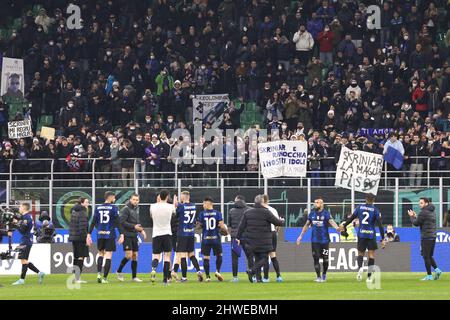 Mailand, Italien. 04. März 2022. Italien, Mailand, 4 2022. märz: die Spieler des fc Inter feiern den Sieg und begrüßen die Fans am Ende des Fußballspiels FC INTER vs SALERNITANA, Serie A 2021-2022 day28, San Siro Stadion (Foto von Fabrizio Andrea Bertani/Pacific Press) Credit: Pacific Press Media Production Corp./Alamy Live News Stockfoto