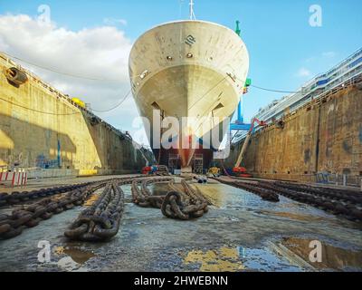 Kreuzfahrt-Schiff im Trockendock, marseille Trockendock, Silberschatten, norwegisches Juwel, Schiffsreparatur, Kreuzfahrt-Schiff Wartung, Schiff im Trockendock Stockfoto