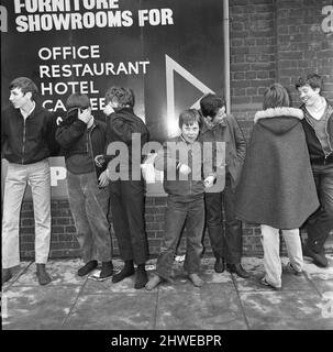 In der Farringdon Road, London, treffen sich Skinheads.zwanzig bis dreißig Jugendliche wurden entlang der Farringdon Road verfolgt, nachdem sie einen verdrosselten Zug und einen angeblichen Angriff auf einen Mann verübt hatten. Die Häupter wurden angehalten und mussten ihre Stiefel ausziehen, während die Polizei sie an einer Wand anstellte und sie durchsuchte. Bild zeigt: Jugendliche stehen an der Wand, während die Polizei Ermittlungen anstellt. 4.. April 1970. Stockfoto
