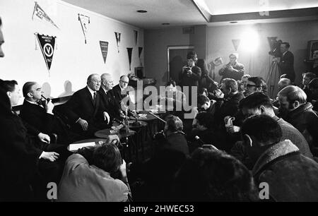 Sir Matt Busby gibt seinen Rücktritt als Manager von Manchester United auf der Pressekonferenz in Old Trafford am Dienstag, den 14.. Januar 1969, bekannt. Sir Matt Busby wurde zum General Manager ernannt und wird bis zum Ende der Saison weiterhin als Teamleiter tätig sein. Stockfoto