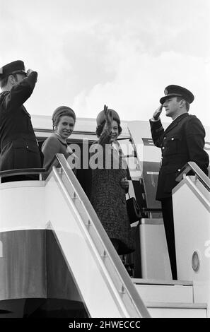 Die Königin und Prinzessin Anne, abgebildet am Flughafen London Heathrow, 2.. März 1970. Auf dem Weg nach Australien, bei einem neunwöchigen Besuch in Fidschi, Tonga, Neuseeland und Australien. Der Herzog von Edinburgh wird heute Abend in Vancouver mit ihnen zusammen sein, er hat nach seinem Besuch in Cape Kennedy in Mexiko Polo gespielt. Der Prinz von Wales wird am 12.. März in Wellington die Königliche Partei einholen. Stockfoto